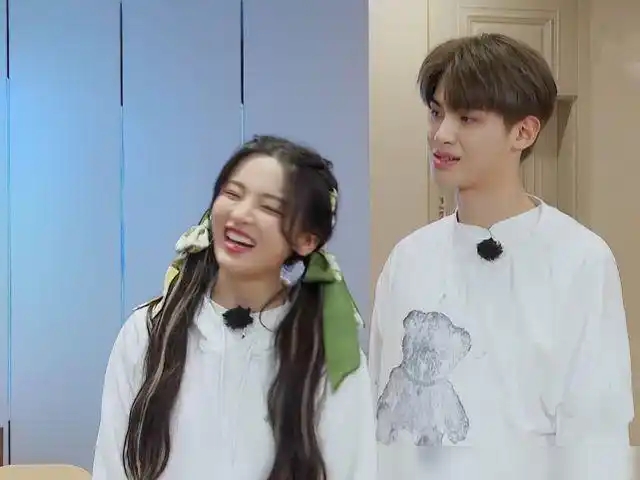 黄明昊对杨超越公主抱直接搂住女方腰部画面甜似偶像剧