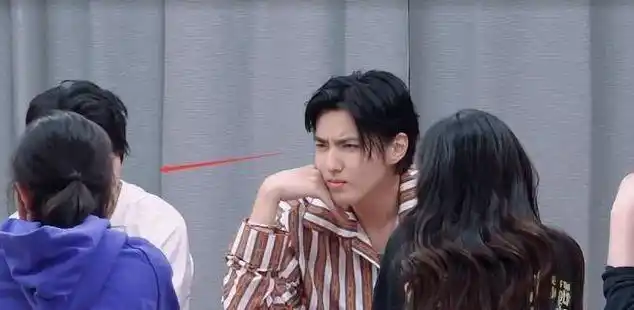 吴亦凡赵今麦玩游戏,无意间眼神对住的那一秒,网友:甜炸了!