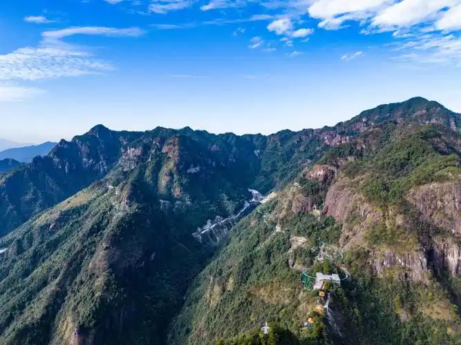 大觉山悬崖动车项目集旅游观光和景区交通为一体空中立体式游览体验