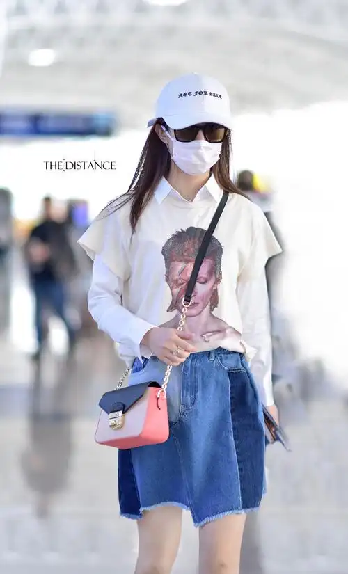 赵丽颖无惧裙短大步上车 小细腿吸睛(图文)