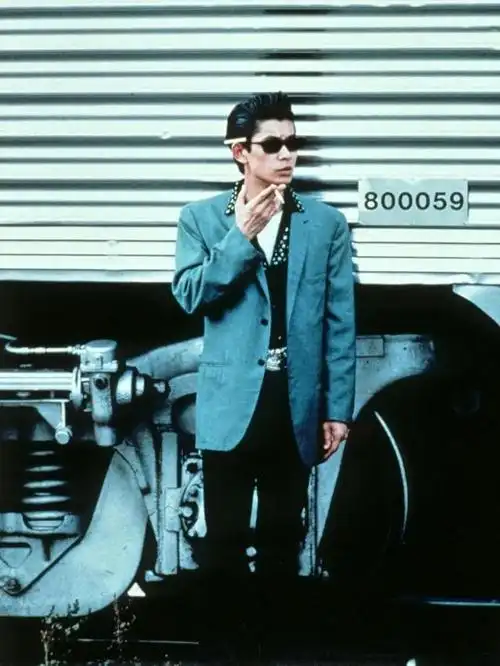 在穿搭技巧上,80,90年代流行的分层叠穿造型,至今都备受众人学以致用.