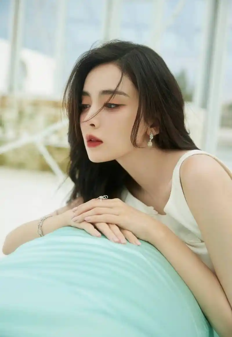 古力娜扎身穿一袭白色立体花朵仙女裙,颜值和身材都不错-爱读书