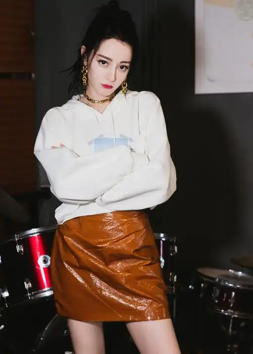 90后顶流再曝新封面,迪丽热巴齐耳短发造型出镜,风格太特别