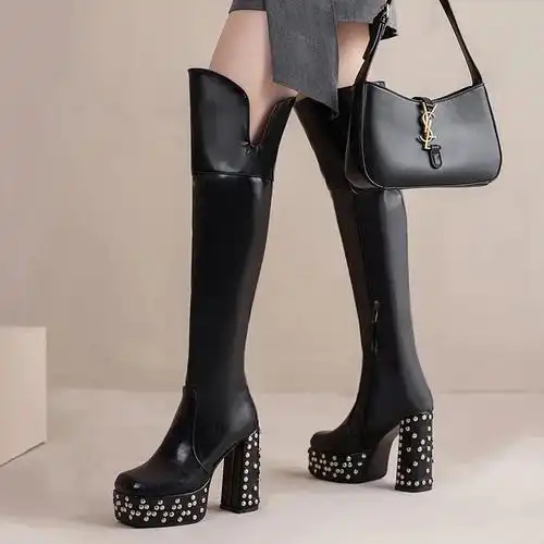 这双红色长靴真的太美了!