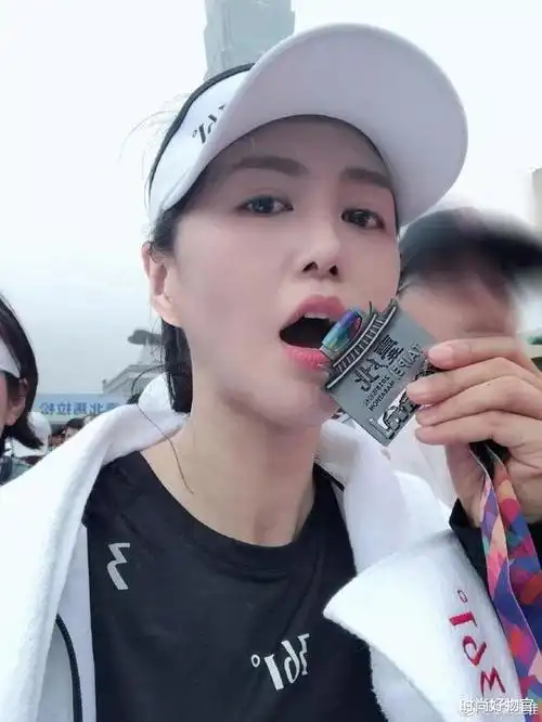 谭维维健身7年总算没白费,运动装难掩s型曲线,好身材全靠"练"