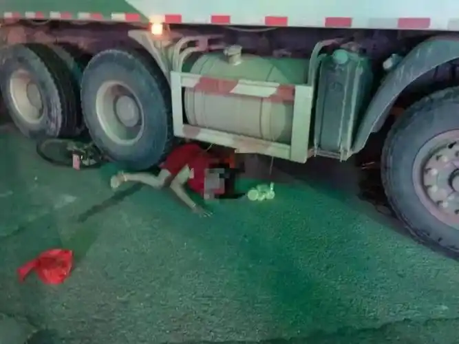 泥头车差50公分就完全碾压到她身上女子被"卷入"车轮底下由于视线存在