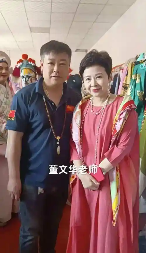 62岁董文华现身陕西农村商演,打扮富态,唱功不减当年