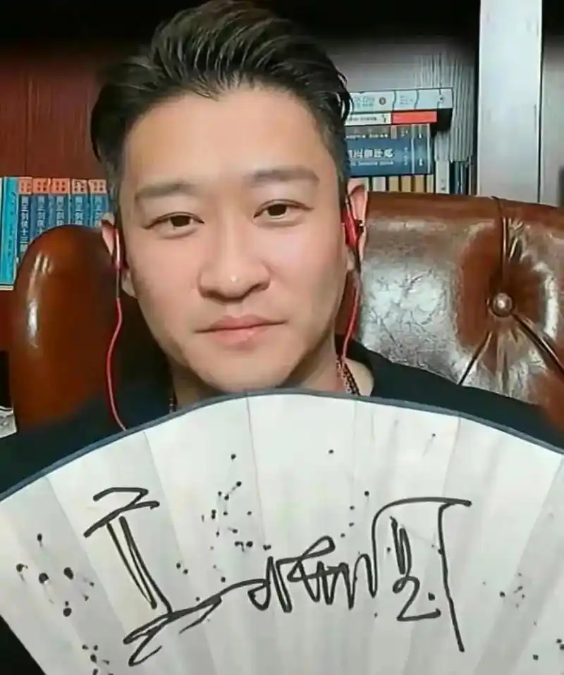 曹云金直播展示郭德纲签字的折扇代表什么?示好?低头认错?