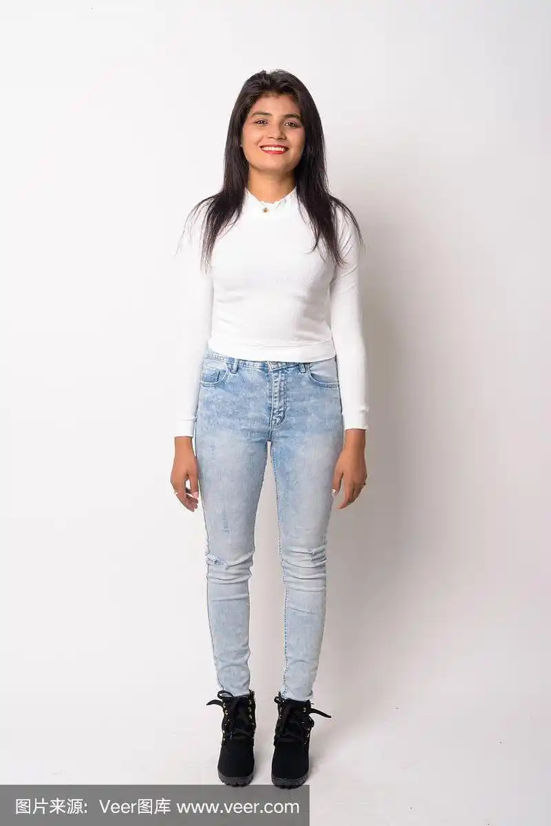 年轻快乐的波斯女人的全身照片