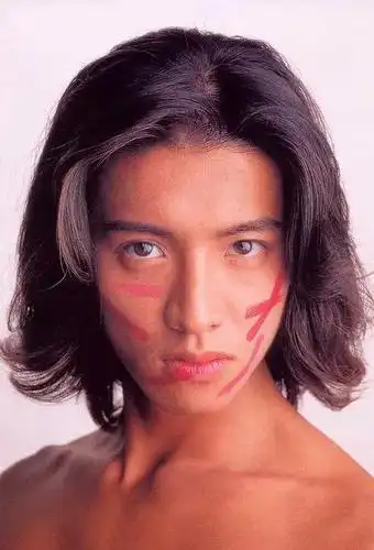 连他的海报都被全部偷走,可想而知大家对木村拓哉的迷恋有多疯狂.