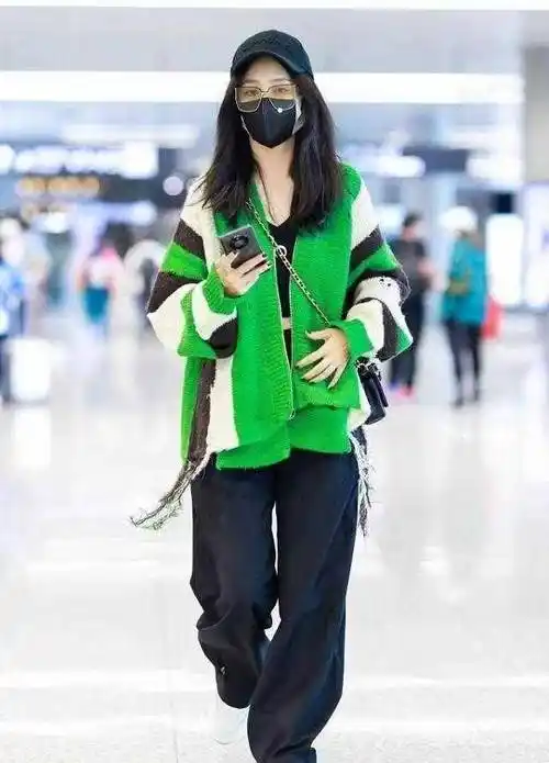 佟丽娅分手后更敢穿,绿色针织开衫配露脐装走机场,时髦似大学生_黑色