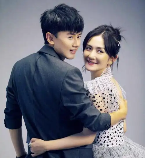 张杰晒和谢娜合照庆结婚十二周年,感情依旧如初,网友:羡慕