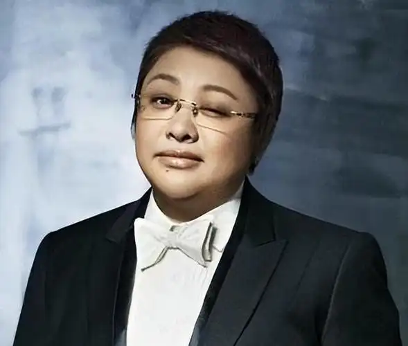 韩红美翻成功!瘦到脸脱相撑不住衣服,网友表示变太多认不出