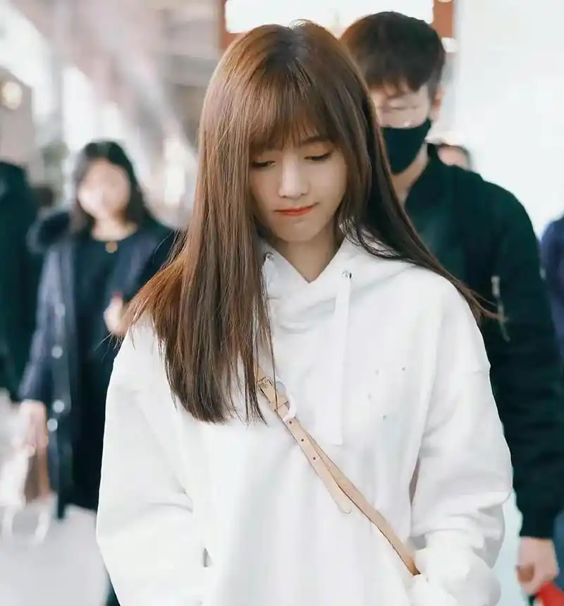 鞠婧祎黄色长发白色卫衣恬静写真 #中国版chatgpt来了# #娱乐