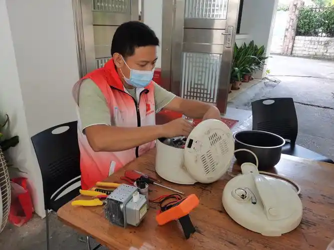 现场,公交公司志愿者们积极为居民义修电器,并清洗干净后方归还到居民