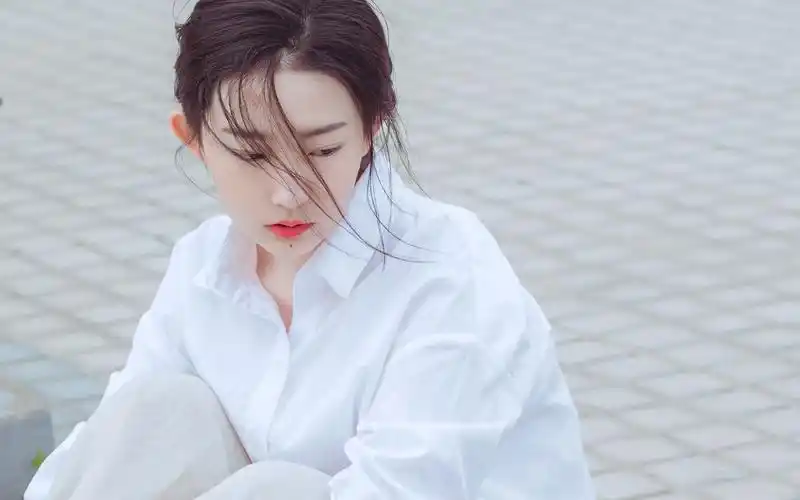 小清新美女干净简约风高清桌面壁纸