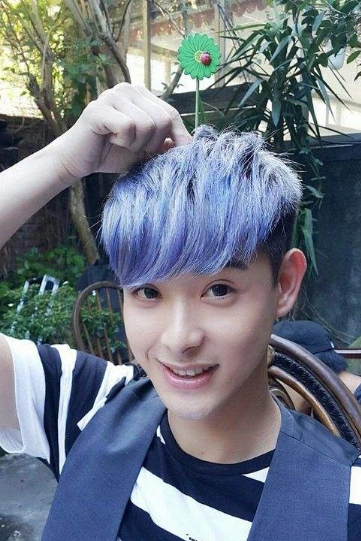 男生挑染蓝色齐刘海发型有的就是个性气质3