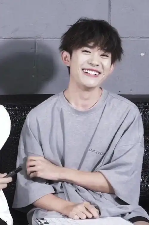 易烊千玺壁纸,易烊千玺壁纸高清近期(快抱图~有你梨涡浅笑)