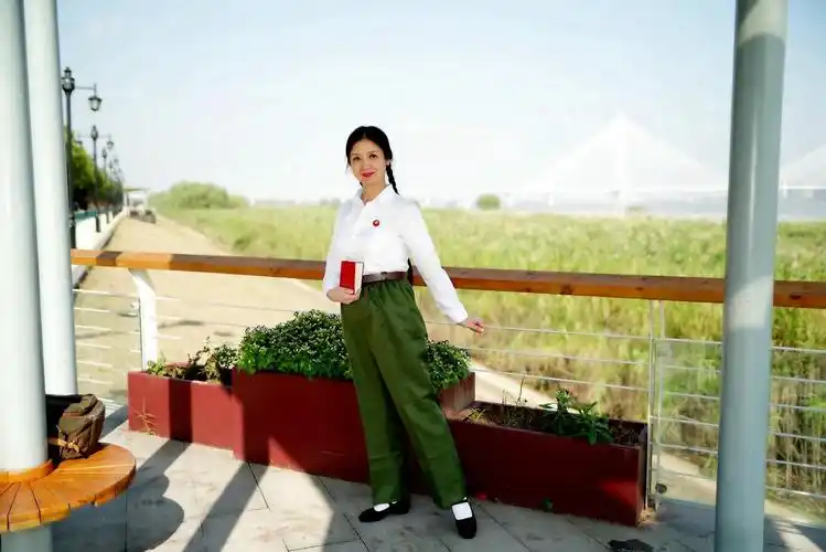 环境人像外拍---江滩,草地上的"女兵"情洁!