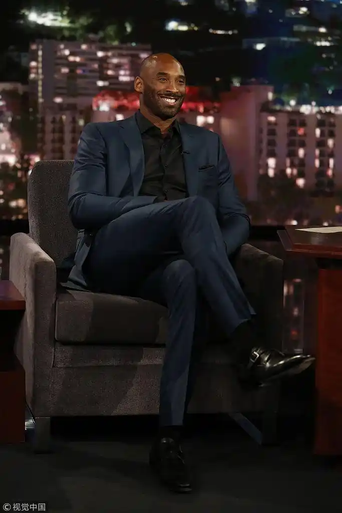 科比西装革履出席脱口秀节目 黑曼巴展露标志性笑容侃侃而谈