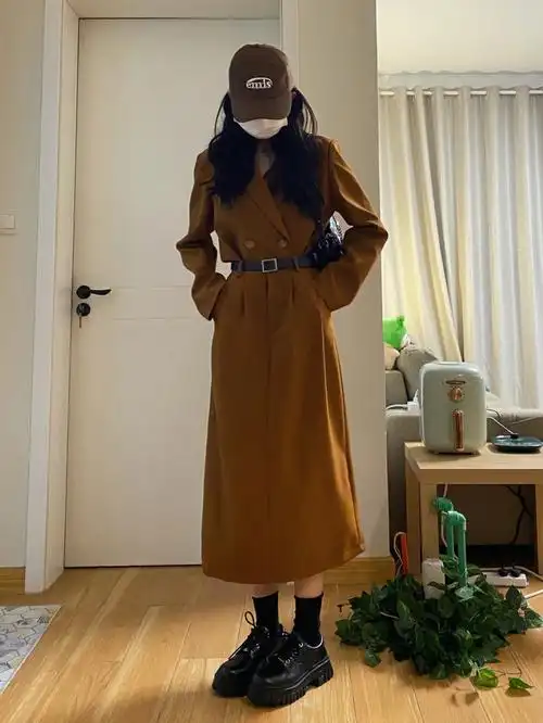 图三:假两件牛仔连体裤 加了棕色腰带更复古 拼接的白衬真的太好看了