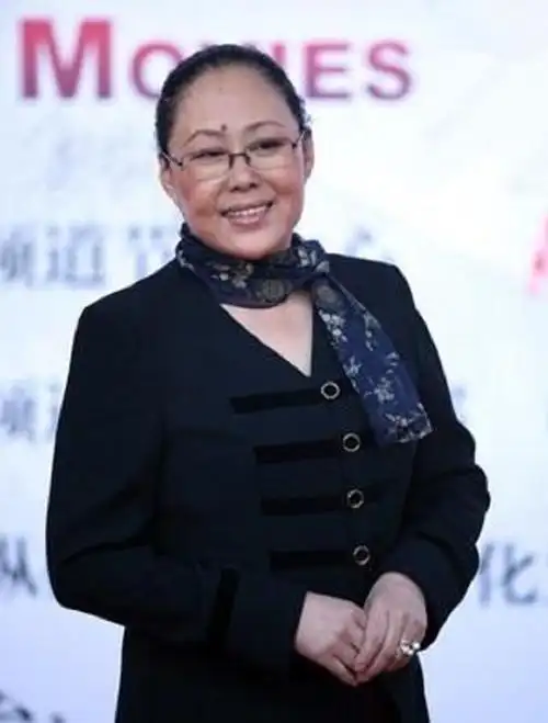 演员:病痛缠身,70岁出席典礼被陈宝国亲自搀扶|斯琴高娃|刘佩琦_网易