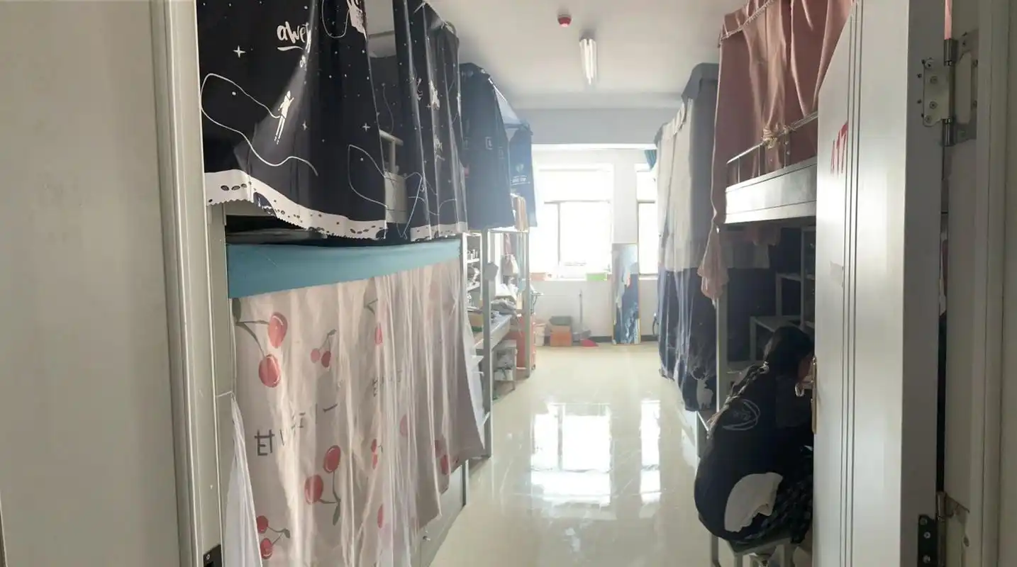 公办二本 欢迎报考新疆理工学院93学校宿舍环境如图一(六人间)当然