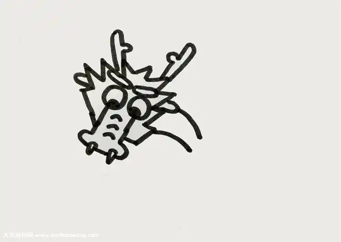 1,先在纸上画出龙头,画出两个大眼睛和长长的嘴巴以及獠牙,还有头上一