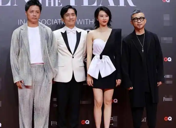 和身高177的段奕宏站在一起,还差了一大截