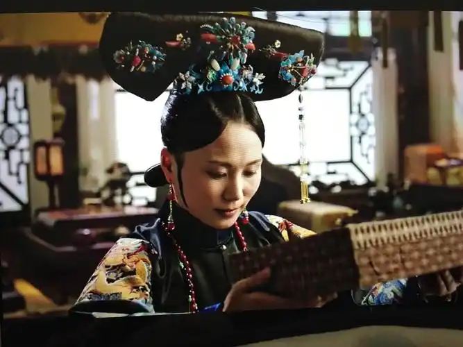 如懿59集那个和皇帝告密嘉妃笼络贵妇的咸亲王福晋是不是流潋紫?