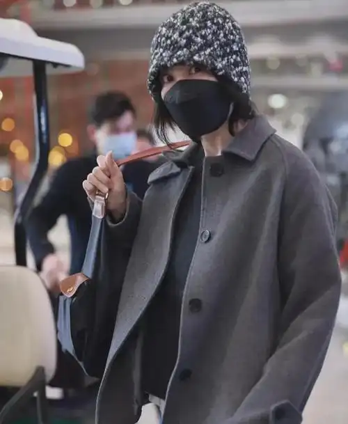 王菲近况曝光55岁还没白头发享受二人世界在谢霆锋面前温柔