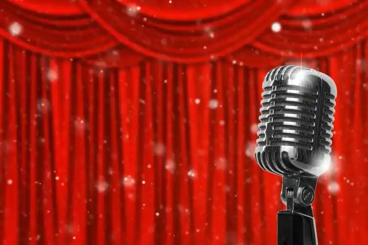 天空壁纸下红色的窗帘舞台闪耀着聚光灯