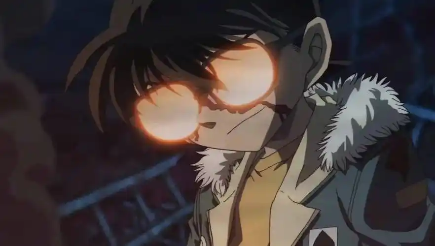 众所周知,在《名侦探柯南》里,那些眼镜反光的人物都是不好招惹的,是