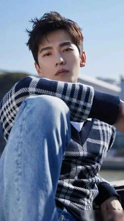 演员杨洋帅气迷人身姿挺拔相貌堂堂看帅哥的照片吧