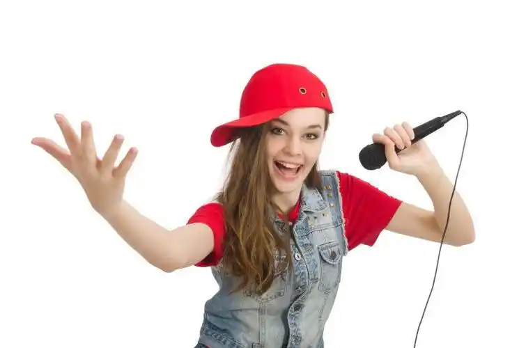 美丽的女孩唱卡拉ok