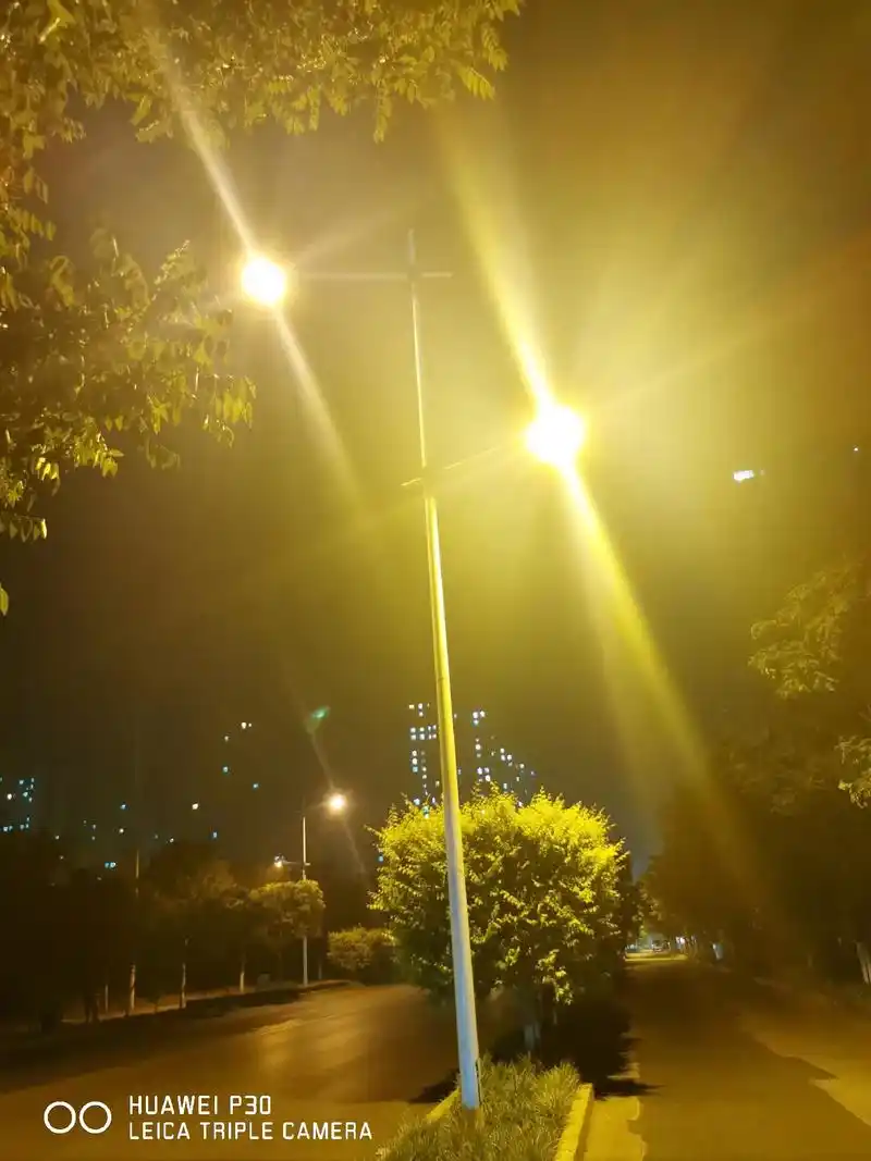 结束了一天的劳累.出来走走夜景很美路灯很亮,才理解那句:目之 - 抖音