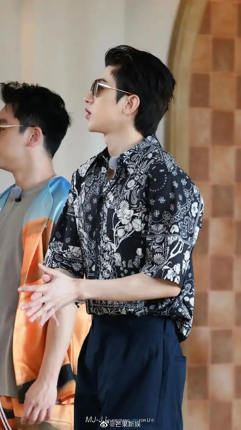 奔跑吧三亚路透# 蔡徐坤奔跑吧三亚录制上班 花衬衫 大背头 - 抖音