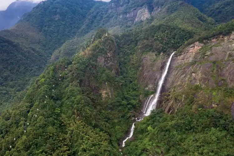 2020年7月11日,受持续强降雨影响,江西庐山风景区秀峰瀑布水量大增