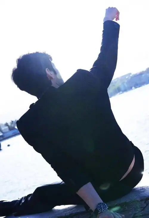 井柏然的腹肌偷偷藏不住