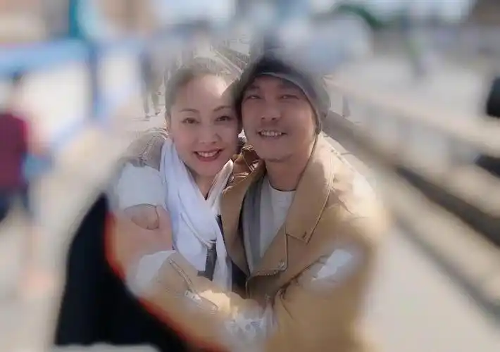 张卫健与张茜分居曝私生子!携神秘母女游船神情紧张,本人忙回应