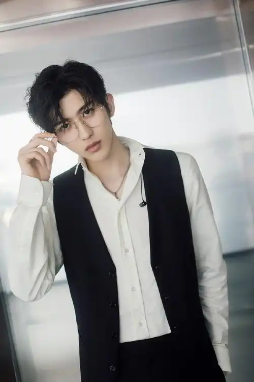 狙击心脏蔡徐坤金丝边眼镜造型尽显斯文帅气