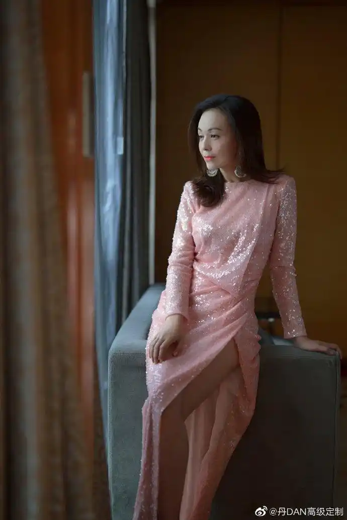 u千与千寻原来你是这么美的汤婆婆@演员王琳身着桃红色亮片修身礼服