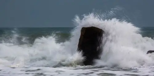 日月湾的礁石海浪 - 美篇