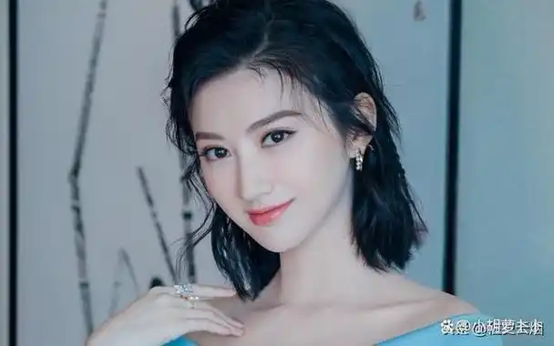 有一种"野蛮"叫景甜的安全裤,造型一言难尽,网友直呼太大胆!