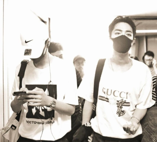 王一博与肖战泰国双人机场有戏泰妃睡机场等待接机