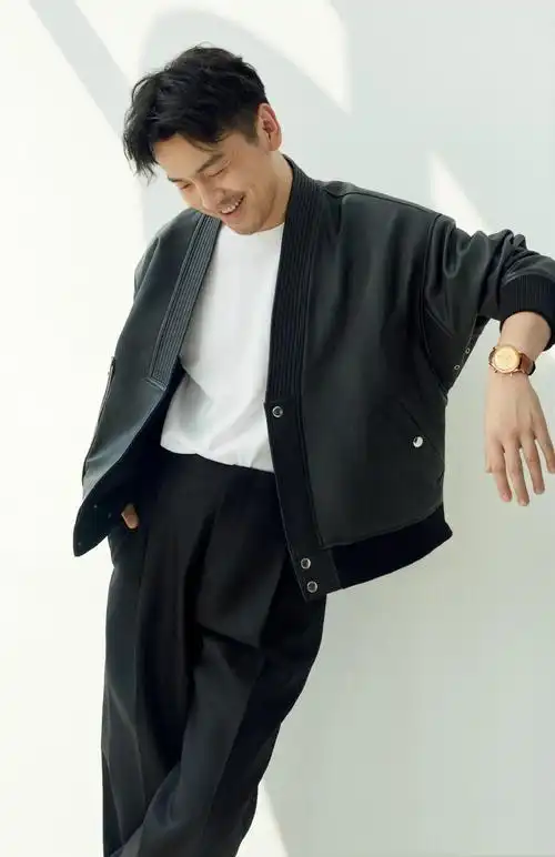 回顾雷佳音因初恋女友15岁辍学与大学同学结婚育有一女太幸福