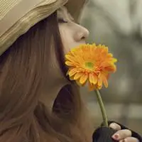 嘴刁玫瑰花的女生头像嘴咬玫瑰花手拿玫瑰花的qq女生头像