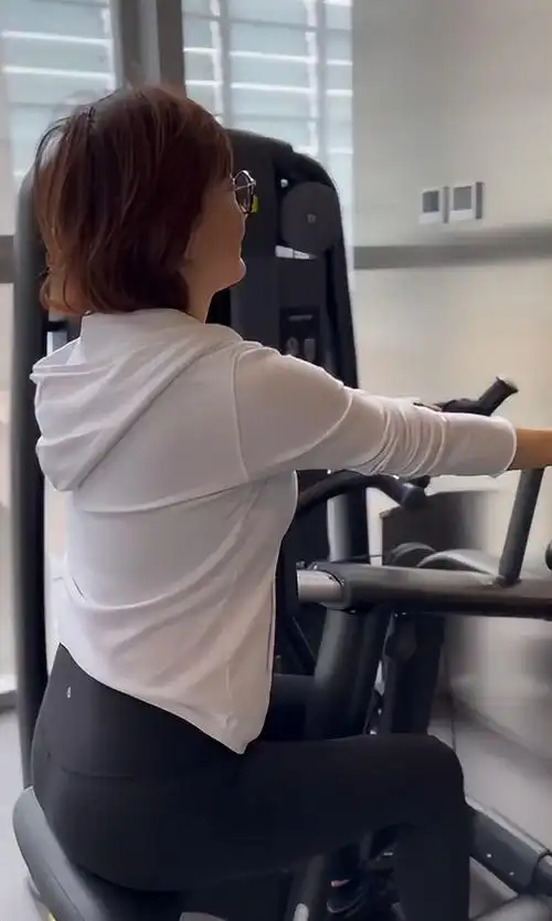 48岁牛莉泡健身房举铁练背超拼命被男教练打趣立刻急眼怒嗔