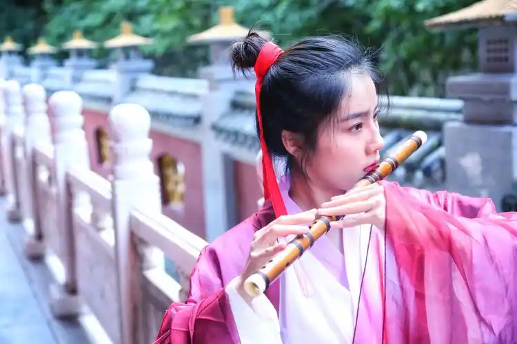 古风美女竹笛演奏《我爱你中国》为祖国庆生笛声悠扬听醉了