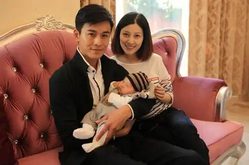 他与王丽坤分手不久之后,他就遇上了第二任女友,也就是现在的妻子王倩